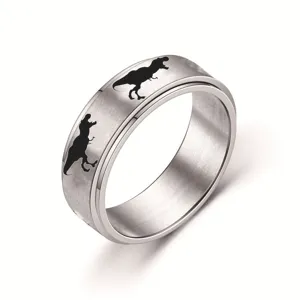 Nahaufnahme des Edelstahl Spinner Rings mit schwarzen T-Rex Dinosaurier Silhouetten Motiv.