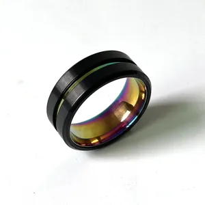 Gros plan détail de la bague pour homme en acier noir 8mm avec rainure intérieure colorée.