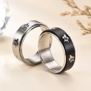 Vue détaillée des bagues de couple tournantes de 8mm avec des motifs de petites tortues.