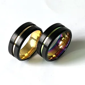 Bague homme 8mm en acier inoxydable avec design creusé bicolore or et intérieur arc-en-ciel.