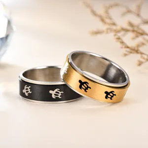 Gros plan détaillé de bagues de couple tournantes de 8 mm avec motif de tortue en noir et or.