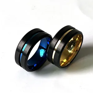 Bague homme en acier inoxydable 8mm vue de détail design rainuré bleu et doré chic.