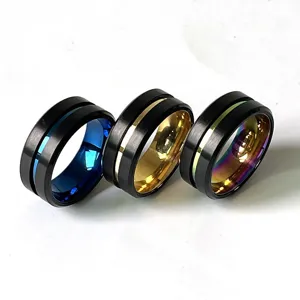 Gros plan sur des bagues en acier inoxydable de 8 mm avec des accents intérieurs colorés.