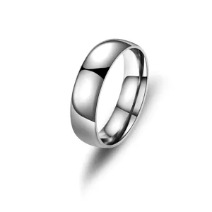 Vue rapprochée détaillée de la surface polie et du bord lisse de la bague pour homme.