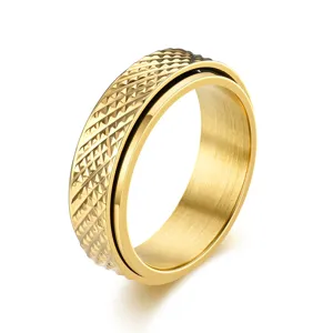 Bague rotative en acier titane doré avec détail motif losange pour look unisexe chic.