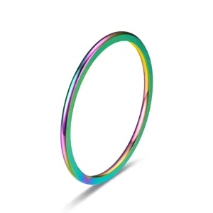 Vista detallada del anillo arcoíris minimalista ultra fino de 1mm, diseño elegante y liso.