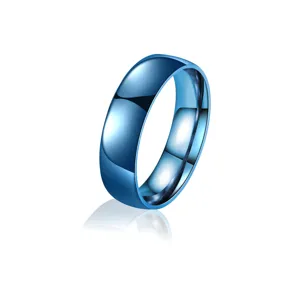 Detail de bague en metal bleue unie minimaliste de 6mm, surface polie lisse et elegante.
