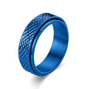 Détail de bague pivotante en acier bleu, gros plan sur la bande texturée à facettes.