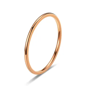 Detalle de anillo delgado minimalista en oro rosa 1mm, alianza lisa elegante diseño
