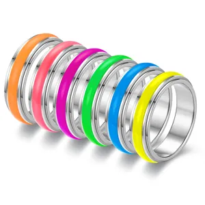 Bague anti stress en acier inoxydable multicolore bijoux details vue gros plan mode style