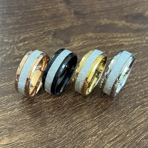 Détail de bague en acier inoxydable avec texture givrée et des bords biseautés.