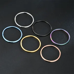 Primer plano de anillos de metal lisos ultra finos de 1 mm en varios colores diferentes.