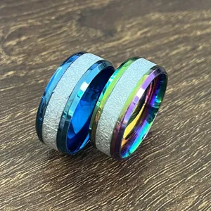 Bagues couple acier inoxydable incrustation texturée, double biseau, bleu et arc-en-ciel.