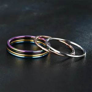Vista detallada de anillos apilables ultrafinos de 1 mm en varios colores, diseño minimalista.