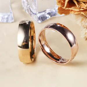 Bague unie pour homme vue détaillée, bijou classique en métal poli de 6 mm d'épaisseur.