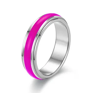 Bague anti-stress en acier inoxydable avec insert rose vif pour un design élégant.