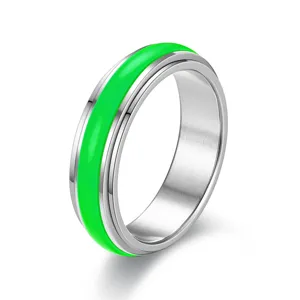 Bague anti-stress en acier inoxydable avec bande verte vibrante pour tous les jours.