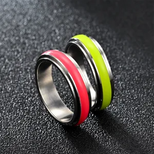 Détail de bague anti-stress en acier inoxydable, anneau rotatif double couche avec insert coloré.