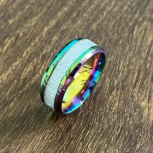 Bague biseautée arc-en-ciel en acier inoxydable avec bande centrale texturée bijoux unisexes