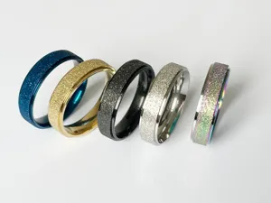 Anello a gradino glitterato in acciaio inossidabile da 6 mm, anello di coppia, dettaglio.