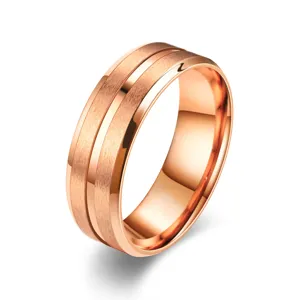 Vue de détail de la bague en acier inoxydable or rose mat de 8 mm avec rainure centrale.