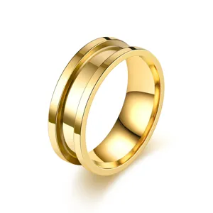 Detailansicht des goldenen Edelstahlrings mit runder Mittelrille, modernes Schmuckstück.