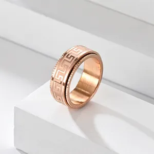Bague anti-anxiété en acier inoxydable motif grec, anneau rotatif or rose détail élégant.