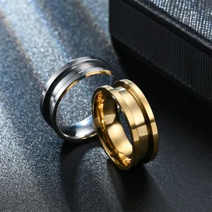 8mm Edelstahl Ring mit Mittelrille Paar Modeschmuck Detailansicht Nahaufnahme Stil