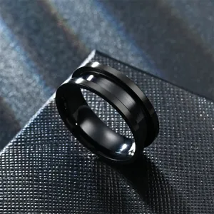 Nahaufnahme des schwarzen Ringes mit Rille, 8mm mattes Metallband mit feiner Textur und edlem Design.