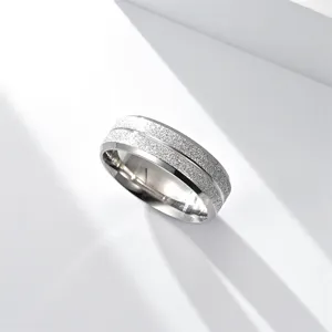 Gros plan sur la bague en acier inoxydable de 8mm avec rainure unique et finition mate.