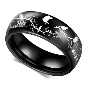Bague en acier inoxydable noir avec motif gravé au laser de branches d'arbres et d'oiseaux.