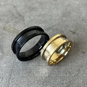 Detailaufnahme von 8mm Edelstahl Rillenringen in elegantem Schwarz und Gold Stil.
