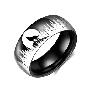 Vista detallada del anillo de acero inoxidable negro de 8mm con grabado de lobo.