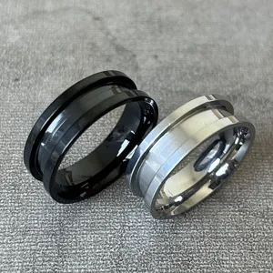 Detailaufnahme der 8mm Edelstahl Rillen Ringe im modernen Stil in Schwarz und Silber.