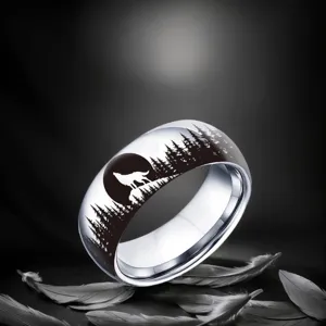Detalle de anillo de lobo de acero inoxidable con diseno de luna y bosque laser, 8mm.