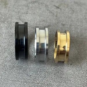 Nahaufnahme des 8mm breiten Edelstahl Ringrohlings mit Rille in Schwarz, Silber und Gold.