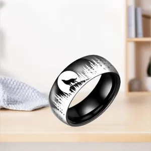 Anillo lobo y bosque de acero inoxidable 8mm negro joya de titanio vista de detalle primer plano.