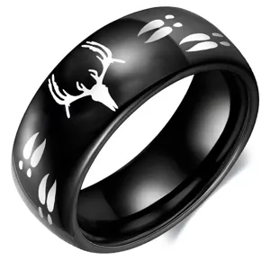 Anillo de acero inoxidable negro para hombre con diseño de cráneo de ciervo y huellas.