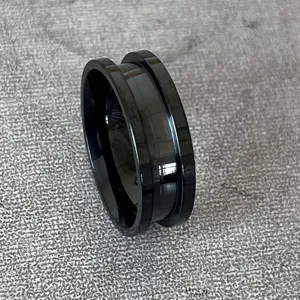 Nahaufnahme eines 8mm schwarzen Edelstahl-Rillrings, moderner Modeschmuck für den täglichen Gebrauch.