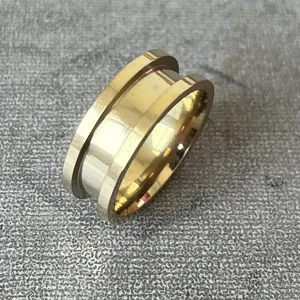 Nahaufnahme des 8 mm breiten goldenen Metallrings mit modernem, zentralem Schlitzdesign.