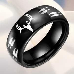 Anillo de acero inoxidable negro con craneo de ciervo grabado a laser y huellas detalles