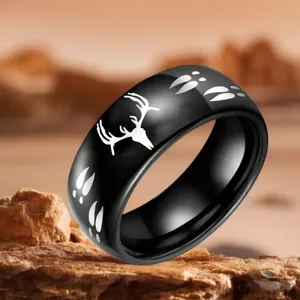 Anillo negro de acero inoxidable para hombre detalle con cráneo de ciervo y huellas grabadas.