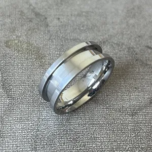 Detailansicht des 8mm Ringrohlings mit Mittelnut, ideal fuer individuelles Schmuckdesign.