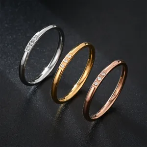 Bague minimaliste en acier inoxydable aux anneaux fins avec petites pierres de zircone scintillantes.
