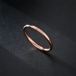 Bague Minimaliste en Acier Titane pour Femmes Plaquée Or 18K Avec Strass Incrusté Anneau Mince Bijoux Mode Élégants