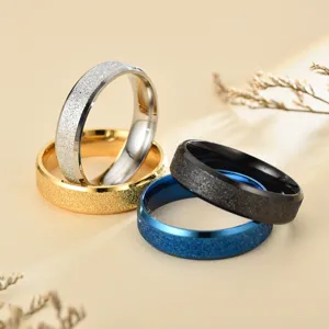 Detailaufnahme von Edelstahl mattierten stapelbaren Ringen in vier Farben mit Facetten.