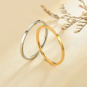 Minimalistische edelstahl dünne stapelbare ringe detailansicht, elegante modeschmuck.