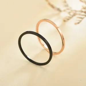 Detailansicht minimalistischer Edelstahl-Dünnringe in Schwarz und Roségold, Modeschmuck.
