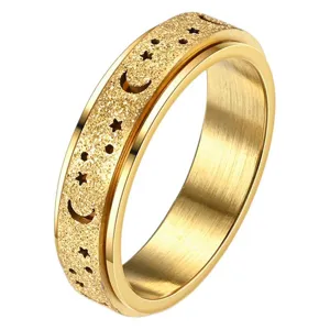 Goldfarbener Edelstahl Spinner Ring mit mattem Sternen Mond Motiv zur Entspannung.