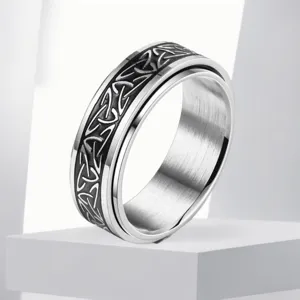 Anello rotante in acciaio inossidabile con motivo celtico vichingo, primo piano.
